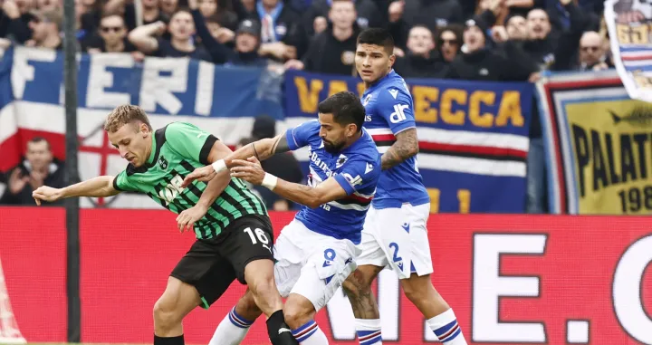 epa10388694 Sassuolo's Davide Frattesi (L) and Sampdoria's Tomas Rincon in action during the Italian Serie A soccer match between US Sassuolo and UC Sampdoria at Mapei Stadium in Reggio Emilia, Italy, 04 January 2023. EPA/SERENA CAMPANINI