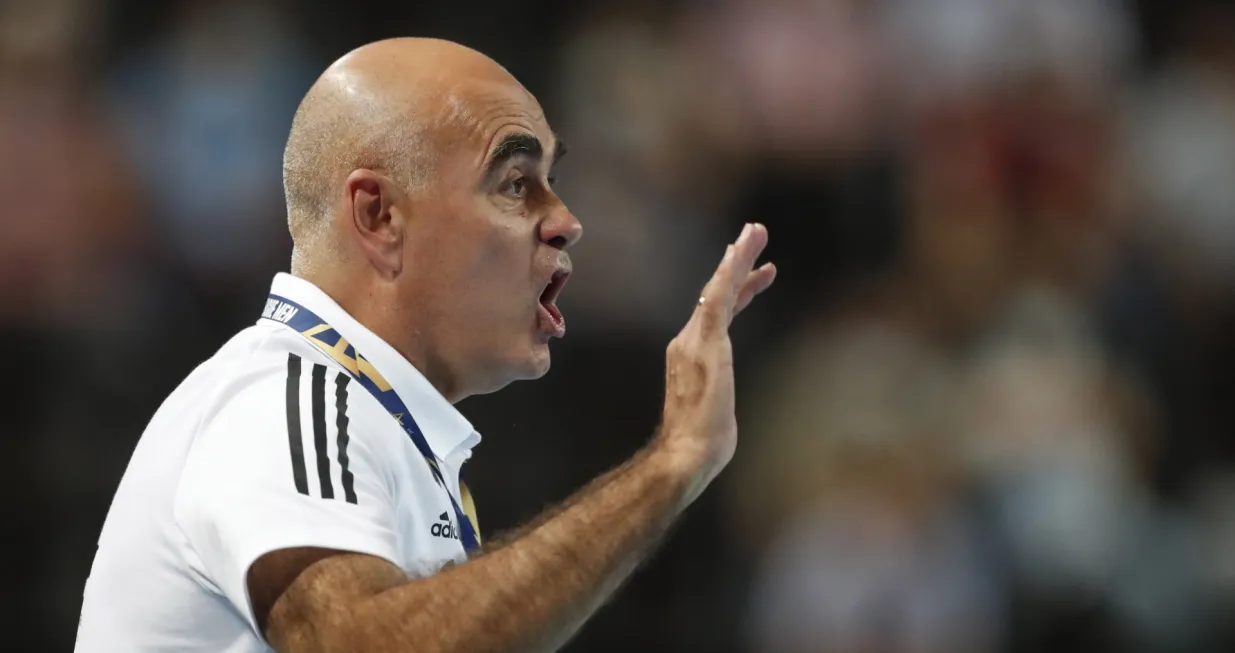 epa09470245 Szeged's head coach Juan Carlos Pastor Gomez reacts during the EHF Champions League handball match between Montpellier HB and SC Pick Szeged in Montpellier, France, 15 September 2021. EPA/Guillaume Horcajuelo