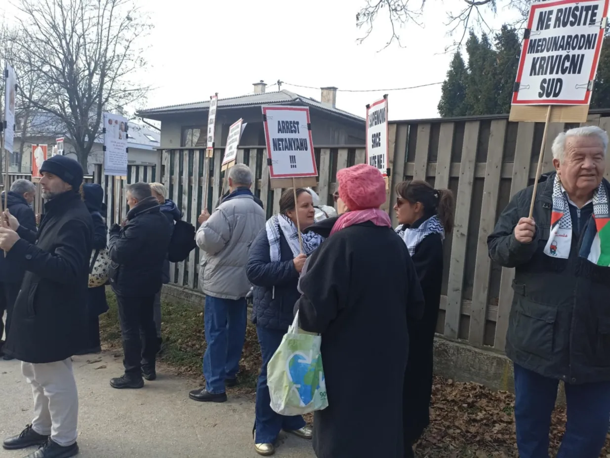 protest građana ispred Ambasade Poljske Eldina Zolj-Balenović/Eldina Zolj-balenović