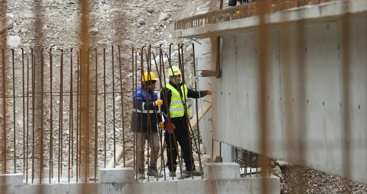 Radovi na sanaciji oštećenja željezničke pruge kod Komadinovog Vrela, nedaleko od Jablanice, zbog kojeg je više od tri mjeseca potpuno obustavljen željeznički saobraćaj na dionici Sarajevo – Mostar, mogli bi biti završeni krajem januara ili početkom februara. Gradilište pruge, osim predstavnika ŽFBiH, u ponedjeljak posjetili su ministar komunikacija i prometa BiH Edin Forto i federalna ministrica prometa i komunikacija Andrijana Katić/Denis Zuberi