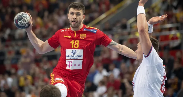 epa09894982 Filip Kuzmanovski (L) of North Macedonia in action during the 2023 IHF World Men's Handball Championship Qualification Europe zone play off match, second leg between North Macedonia and Czech Republic in Skopje, Republic of North Macedonia, 17 April 2022. EPA/GEORGI LICOVSKI