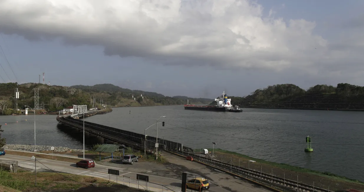 epa09851236 A ship transits the Panama Canal near to Gamboa community, Panama, 25 March 2022 (issued 26 March 2022). EPA/BIENVENIDO VELASCO/Bienvenido Velasco