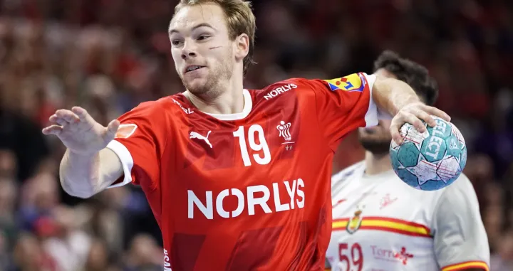 epa10239542 Denmark's Mathias Gidsel in action during the Men's Euro Cup Handball match between Denmark and Spain at the Royal Arena in Copenhagen, Denmark, 12 October 2022. EPA/Liselotte Sabroe DENMARK OUT