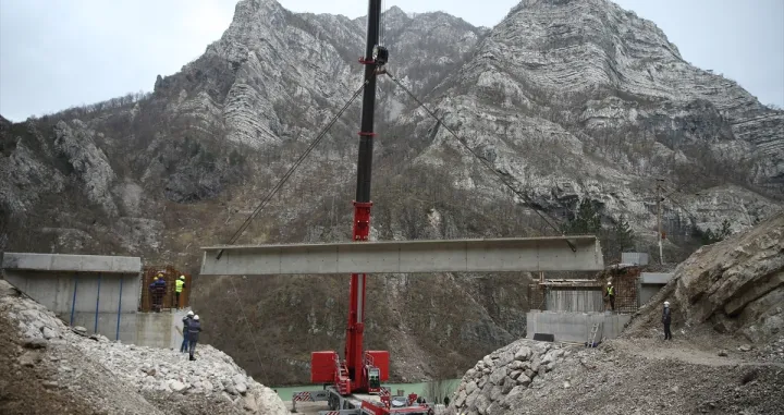 Radovi na sanaciji oštećenja željezničke pruge kod Komadinovog Vrela, nedaleko od Jablanice, zbog kojeg je više od tri mjeseca potpuno obustavljen željeznički saobraćaj na dionici Sarajevo – Mostar, mogli bi biti završeni krajem januara ili početkom februara. Gradilište pruge, osim predstavnika ŽFBiH, u ponedjeljak posjetili su ministar komunikacija i prometa BiH Edin Forto i federalna ministrica prometa i komunikacija Andrijana Katić/Denis Zuberi