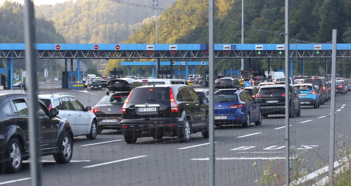 Macelj, Hrvatska - 22. kolovoza 2020: Sve veći broj stranih turista napušta Hrvatsku preko slovensko-hrvatske granice, dijelom zbog kraja turističke sezone, dijelom zbog restrikcijskih mjera koje su pojedine europske države i Velika Britanija uvele za svoje državjane koji borave na odmoru u Hrvatskoj (Stipe Majic - Anadolu Agency)/Stipe Majic