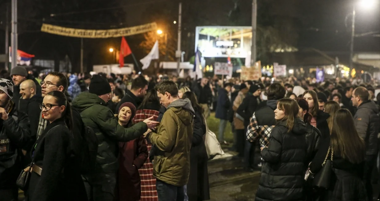 Studenti blokirali jedno od najprometnijih saobraćajnih čvorišta u Beogradu nakon incidenta u kojem se automobil zaletio u demonstrante oborivši studentkinju/Filip Stevanović