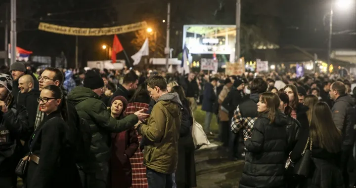 Studenti blokirali jedno od najprometnijih saobraćajnih čvorišta u Beogradu nakon incidenta u kojem se automobil zaletio u demonstrante oborivši studentkinju/Filip Stevanović