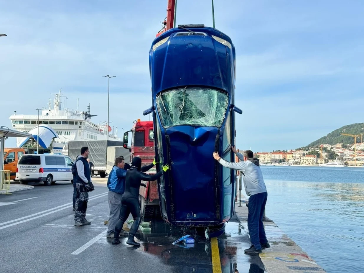 Izvučen automobil koji je sinoć sletio u more u splitskoj luci. Vozač nije preživio/Veljko Martinović