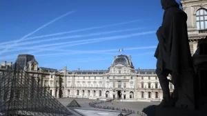 epa10089884 The peleton rides past the pyramid of the Louvre Museum during the 21st stage of the Tour de France 2022 over 115.6km from Paris La Defense in the Paris suburb of Nanterre to the Champs-Elysees in Paris, France, 24 July 2022. EPA/Christophe Petit Tesson/POOL/Christophe Petit Tesson/Pool