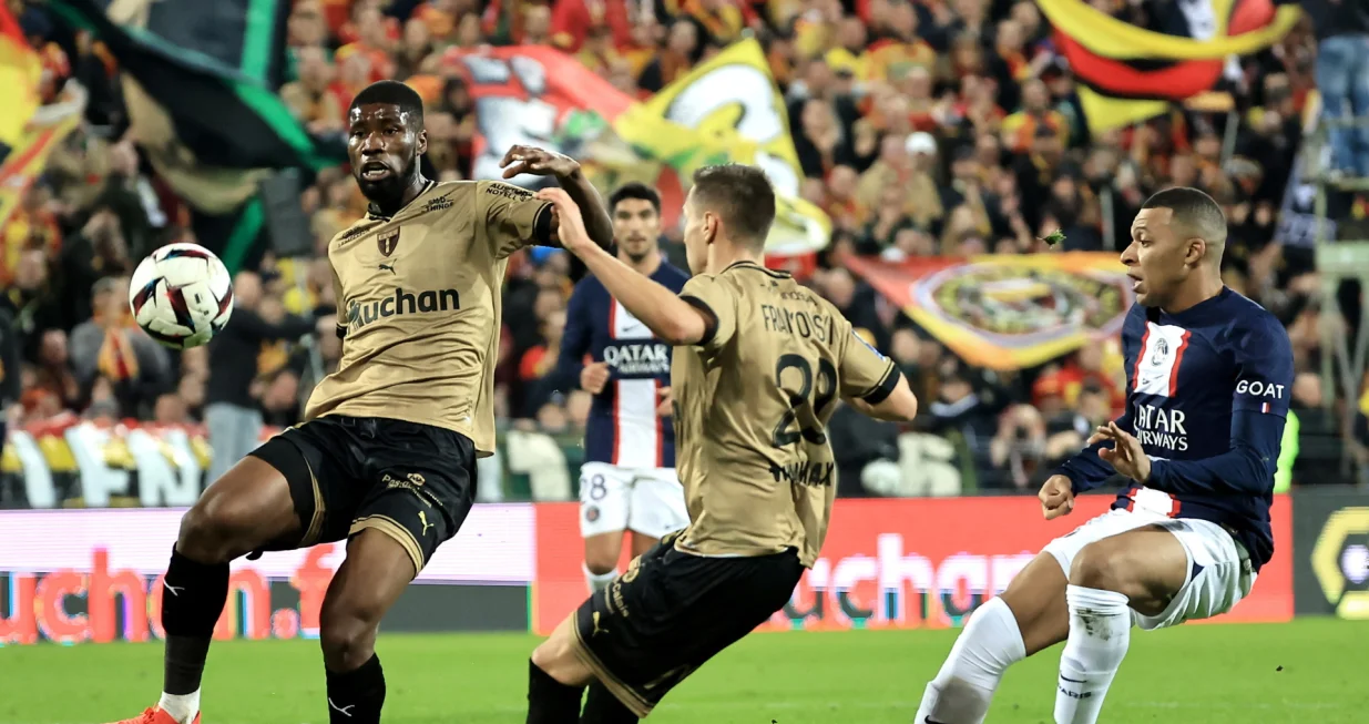 epa10385845 Kevin Danso of Lens (L) and Kylian Mbappe (R) of Paris Saint Germain in action during the French Ligue 1 soccer match between RC Lens and Paris Saint Germain in Lens, France, 01 January 2023. EPA/CHRISTOPHE PETIT TESSON