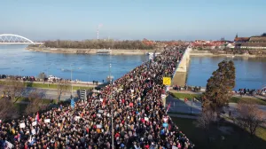 Novi Sad, Srbija - 1. februar 2025: Studenti koji su se okupili iz svih krajeva Srbije kako bi obiljeЕѕili tri mjeseca od stradanja 15 osoba u padu nadstreЕЎnice blokirali su Varadinski, ЕЅeЕѕeljev i Most slobode u Novom Sadu, odakle su bacili cvijeД‡e u Dunav. GraД'ani, studenti, biciklisti, motociklisti, poljoprivrednici, veterani doЕЎli su u kolonama sa svih strana kako bi blokirali tri kljuДЌna mosta u Novom Sadu i na taj naДЌin iskazali protest zbog izostanka odgovornosti kljuДЌnih osoba za smrt petnaestoro ljudi, te odali poЕЎtu stradalim. Na protestima dominiraju srpske zastave, a svoje poruke, kreativno su pretoДЌili u transparente. (Amir Hamzagic - Anadolu Agency)/