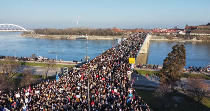 Novi Sad, Srbija - 1. februar 2025: Studenti koji su se okupili iz svih krajeva Srbije kako bi obiljeЕѕili tri mjeseca od stradanja 15 osoba u padu nadstreЕЎnice blokirali su Varadinski, ЕЅeЕѕeljev i Most slobode u Novom Sadu, odakle su bacili cvijeД‡e u Dunav. GraД'ani, studenti, biciklisti, motociklisti, poljoprivrednici, veterani doЕЎli su u kolonama sa svih strana kako bi blokirali tri kljuДЌna mosta u Novom Sadu i na taj naДЌin iskazali protest zbog izostanka odgovornosti kljuДЌnih osoba za smrt petnaestoro ljudi, te odali poЕЎtu stradalim. Na protestima dominiraju srpske zastave, a svoje poruke, kreativno su pretoДЌili u transparente. (Amir Hamzagic - Anadolu Agency)/