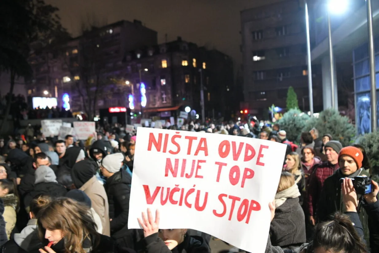 Beograd 12. decembar 2024. Protest studenata ispred Radio televizije Srbije RTS u vreme emitovanja Dnevnika Foto:Amir Hamzagić/Nova.rs/Amir Hamzagić