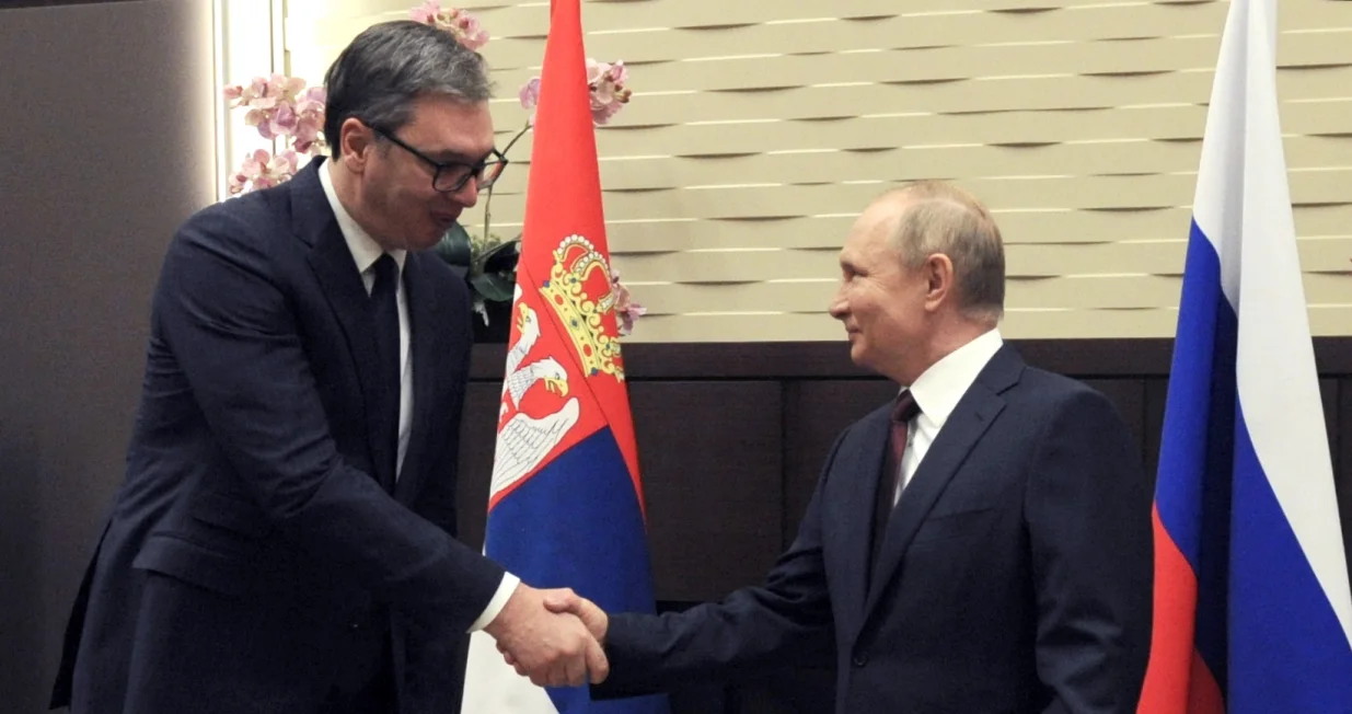 epa09602395 Russian President Vladimir Putin (R) and his Serbian counterpart Aleksandar Vucic (L) shake hands during a meeting in the Black Sea resort of Sochi, Russia, 25 November 2021. Vucic is on a working visit to Russia. EPA/MIKHAIL KLIMENTYEV/KREMLIN POOL/SPUTNIK MANDATORY CREDIT/Mikhail Klimentyev/Kremlin Pool/Sputnik