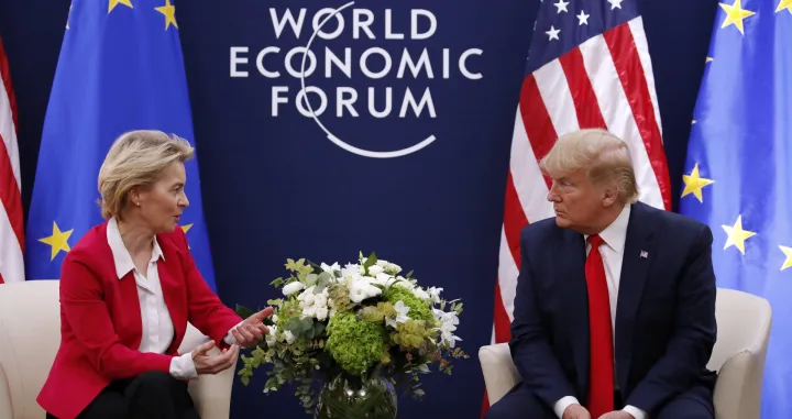 epa08148104 A handout photo made available by the EU Commission shows European Commission President Ursula von der Leyen (L) meeting US President Donald Trump during the annual meeting of the World Economic Forum 2020 in Davos, Switzerland, 21 January 2020. The meeting brings together entrepreneurs, scientists, corporate and political leaders in Davos from January 21 to 24. EPA/STEFAN WERMUTH HANDOUT HANDOUT EDITORIAL USE ONLY/NO SALES/Stefan Wermuth Handout