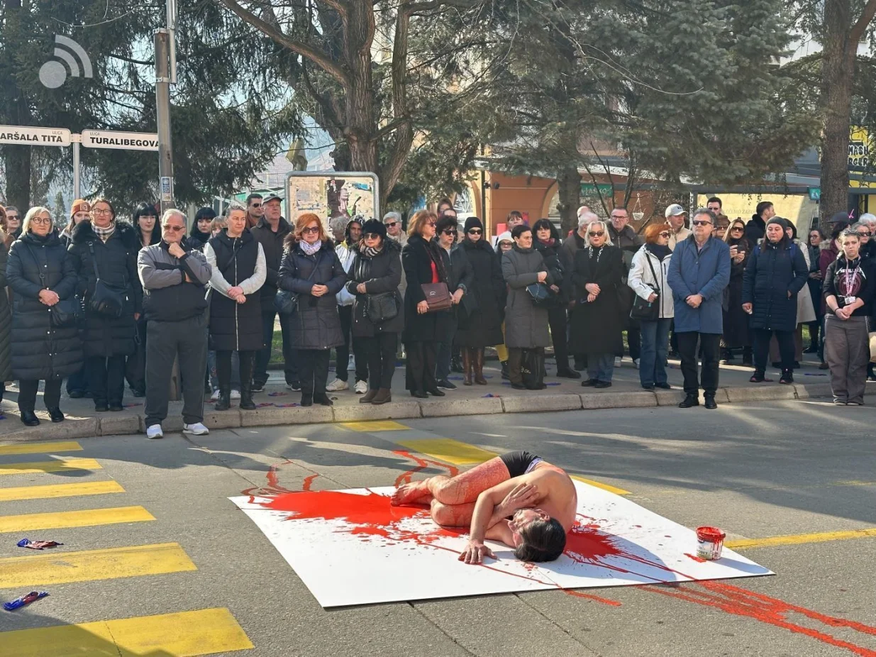 Dvanaestominutnom šutnjom u Tuzli obilježena godišnjica ubistva Amre Kahrimanović, brat Nedžad izveo simboličan performans//