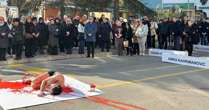 Dvanaestominutnom šutnjom u Tuzli obilježena godišnjica ubistva Amre Kahrimanović, brat Nedžad izveo simboličan performans//