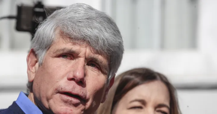 epa08228862 Former Illinois Governor Rod Blagojevich stands next to his wife Patti as he speaks for the first time since his release from federal prison at his home in Chicago, Illinois, USA 19 February 2020. Blagojevich served eight years of a 14 year federal prison sentence after being convicted of corruption. His sentence was commuted by President Donald J. Trump on 18 February. EPA/TANNEN MAURY/Tannen Maury