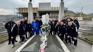 Futsaleri Željezničara na mezaru Izeta Nanića (FOTO: Futsal Željezničar)