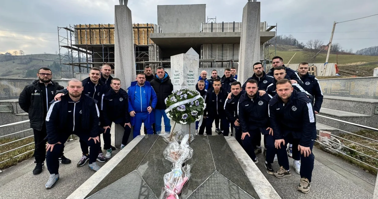 Futsaleri Željezničara na mezaru Izeta Nanića (FOTO: Futsal Željezničar)