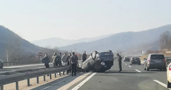 Teška saobraćajna nesreća, autoput Kakanj - Zenica, automobil na krovu/Viber