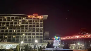 hotel hills, sarajevo, noć//