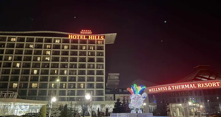 hotel hills, sarajevo, noć//