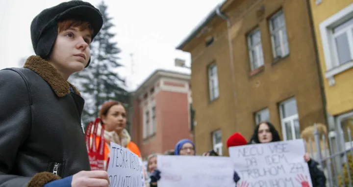 Mirno okupljanje studenata studenata ispred Ambasade Srbije u Sarajevu/Damir Deljo