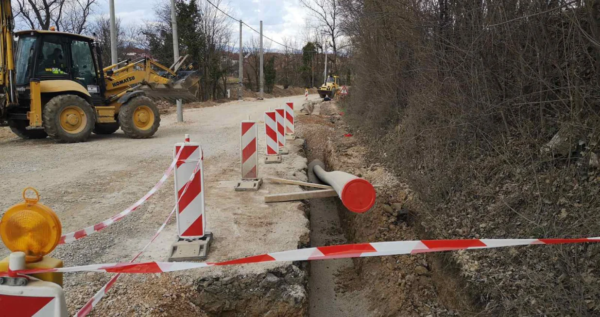 БАЊАЛУКА, 27. ФЕБРУАРА /СРНА/ - У оквиру радова на изградњи саобраћајнице за бањалучко насеље Пријечани почела је и изградња новог водовода који ће замијенити старе азбестне цијеви, постављене прије више деценија./Градска управа Ба