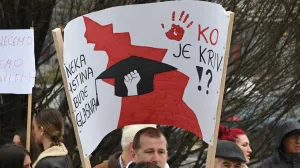 Građani su već počeli da se okupljaju na mirnom skupu "Pravda za stradale u Jablanici", koje organizuje neformalna grupa studenata Hoće l' ta promjena, koji počinje u 12 sati ispred Parlamentarne skupštine Bosne i Hercegovine u Sarajevu/Andrej Bjeloš