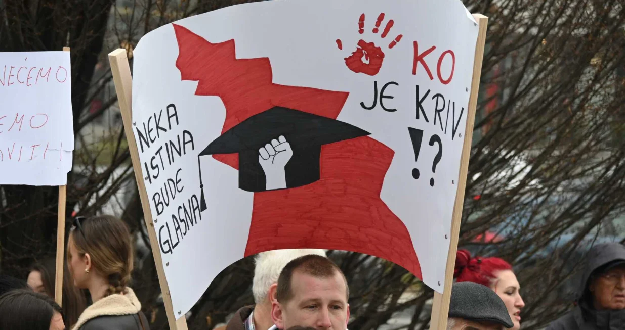 Građani su već počeli da se okupljaju na mirnom skupu "Pravda za stradale u Jablanici", koje organizuje neformalna grupa studenata Hoće l' ta promjena, koji počinje u 12 sati ispred Parlamentarne skupštine Bosne i Hercegovine u Sarajevu/Andrej Bjeloš