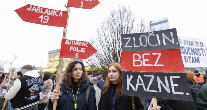 Građani se okupljaju na mirnom skupu "Pravda za stradale u Jablanici", koje organizuje neformalna grupa studenata Hoće l' ta promjena, koji počinje u 12 sati ispred Parlamentarne skupštine Bosne i Hercegovine u Sarajevu/Damir Deljo