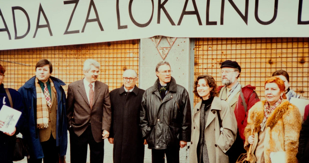 Inauguracija Ambasade lokalne demokratije u Sarajevu, 13. marta 1996. Događaju je, između ostalih, prisustvovao i tadašnji gradonačelnik Barcelone Pasqual Maragall. Fotografija: Fotografski arhiv Barcelone. Autor nepoznat.//