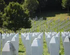 Mezarje, Potočari, bijeli nišani, Memorijalni centar Srebrenica-Potočari, Srebrenica, genocid/Anadolija/