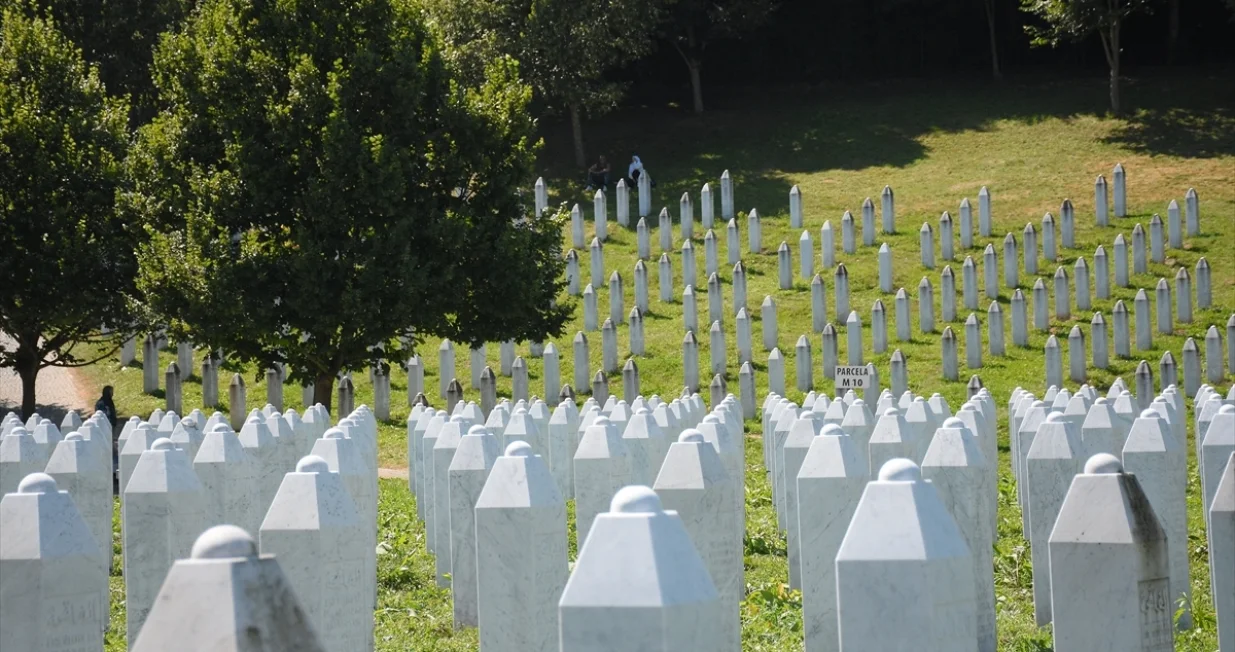 Mezarje, Potočari, bijeli nišani, Memorijalni centar Srebrenica-Potočari, Srebrenica, genocid/Anadolija/