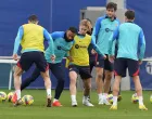 epa10382583 FC Barcelona's midfielder Frenkie de Jong (3-R) and striker Memphis Depay (2-L) attend the team's training session at the sports complex in Sant Joan Despi, Spain, 30 December 2022. Barcelona prepares for the Spanish LaLiga soccer match against RCD Espanyol on 31 December 2022. EPA/Alejandro Garcia