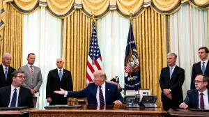 epa08646872 US President Donald J. Trump (C) participates in a signing ceremony and trilateral meeting with the President of the Republic of Serbia, Aleksandar Vucic (L), and the Prime Minister of the Republic of Kosovo, Avdullah Hoti (R), at the White House, in Washington, DC, USA, on 04 September 2020. EPA/ANNA MONEYMAKER/POOL/Anna Moneymaker/Pool