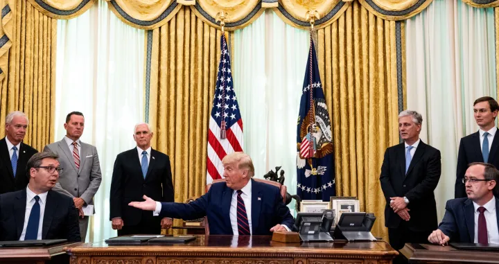 epa08646872 US President Donald J. Trump (C) participates in a signing ceremony and trilateral meeting with the President of the Republic of Serbia, Aleksandar Vucic (L), and the Prime Minister of the Republic of Kosovo, Avdullah Hoti (R), at the White House, in Washington, DC, USA, on 04 September 2020. EPA/ANNA MONEYMAKER/POOL/Anna Moneymaker/Pool