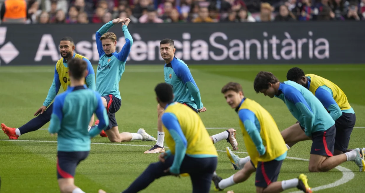 epa10386264 FC Barcelona's striker Robert Lewandowski (C) participates in an open training session at Spotify Camp Nou stadium in Barcelona, Spain, 02 January 2023. EPA/ALEJANDRO GARCIA