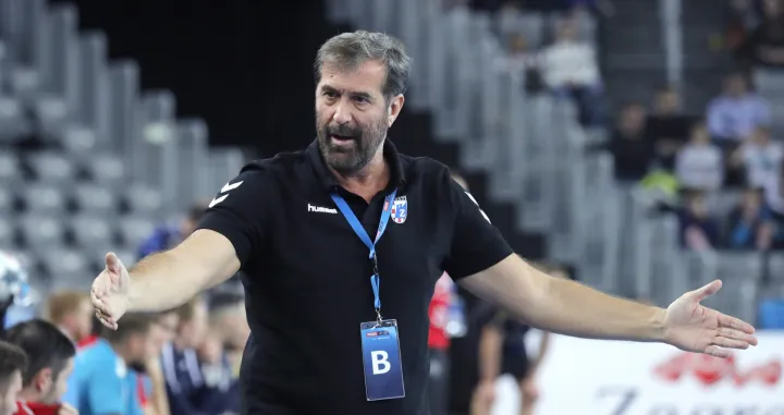 epa08203569 Zagreb's head coach Veselin Vujovic reacts during the EHF handball Champions League match between RK PPD Zagreb and SG Flensburg-Handewitt, in Zagreb, Croatia, 08 February 2020. EPA/ANTONIO BAT