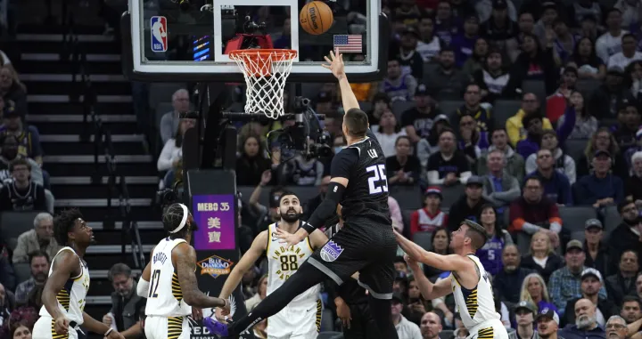 epa10340777 Sacramento Kings center Alex Len (C) goes to the basket for two points against the Indiana Pacers during the second half of the NBA game at Golden 1 Center in Sacramento, California, USA, 30 November 2022. EPA/JOHN G. MABANGLO SHUTTERSTOCK OUT