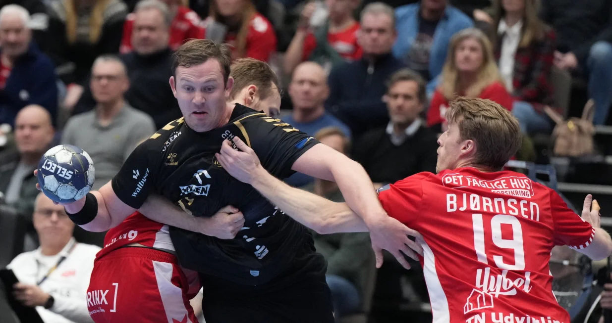 epa10367710 Kiels Sander Sagosen (L) and Aalborgs Kristian Bjoernsen in action during the Champions League handball match between Aalborg Handball and THW Kiel in Aalborg, Denmark, 15 December 2022. EPA/Henning Bagger DENMARK OUT