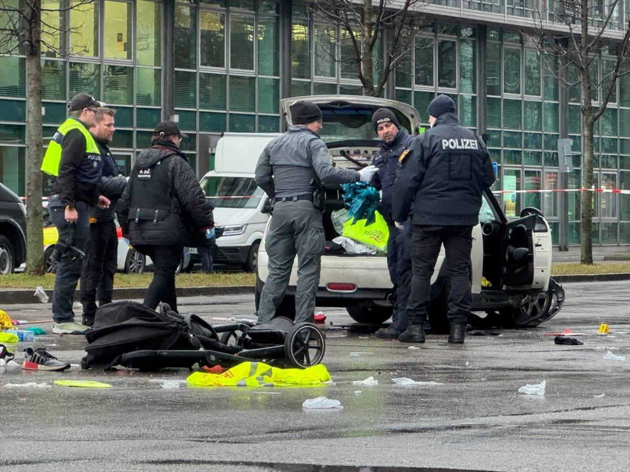 Automobilom (Mini Cooperom) se zabio u masu ljudi na protestu sindikata Verdi u Minhenu u Njemačkoj/Behlül Çetinkaya