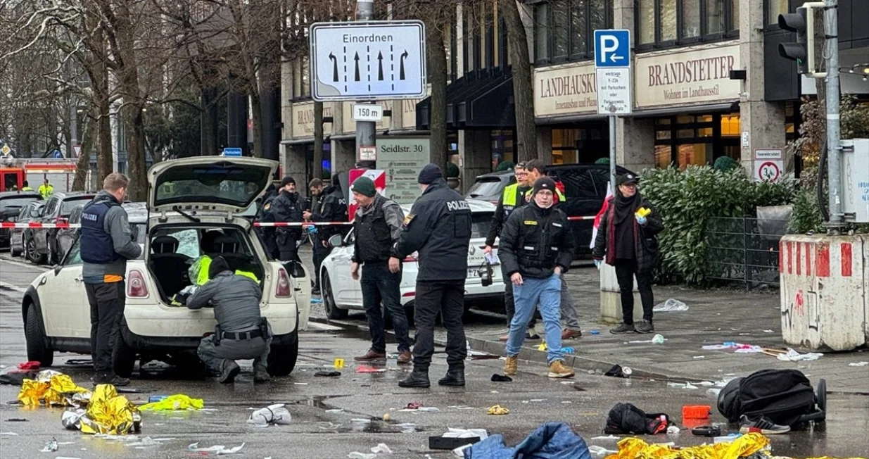 Automobilom (Mini Cooperom) se zabio u masu ljudi na protestu sindikata Verdi u Minhenu u Njemačkoj/Behlül Çetinkaya