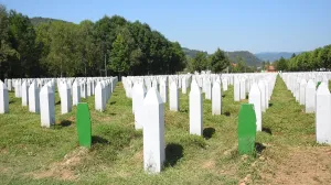 Mezarje, Potočari, bijeli nišani, Memorijalni centar Srebrenica-Potočari, Srebrenica, genocid/Anadolija/