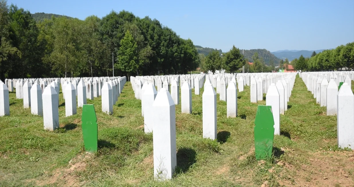 Mezarje, Potočari, bijeli nišani, Memorijalni centar Srebrenica-Potočari, Srebrenica, genocid/Anadolija/