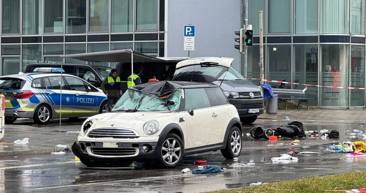 Automobilom (Mini Cooperom) se zabio u masu ljudi na protestu sindikata Verdi u Minhenu u Njemačkoj/Behlül Çetinkaya