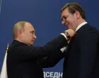 Putin odlikuje Vučića/