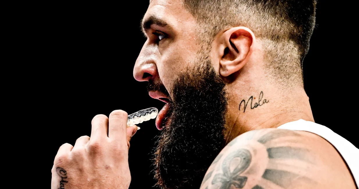 epa10183905 Vincent Poirier of France holds his teeths protector during the FIBA EuroBasket 2022 Quarter Finals match between Italy and France at EuroBasket Arena in Berlin, Germany, 14 September 2022. EPA/FILIP SINGER