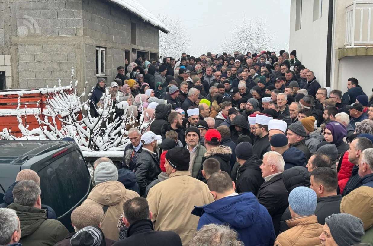 Klanjana dženaza i obavljen ukop Inele Selimović i njenog sina Tarika na mezarju Barice u Puračiću/A. Bešić